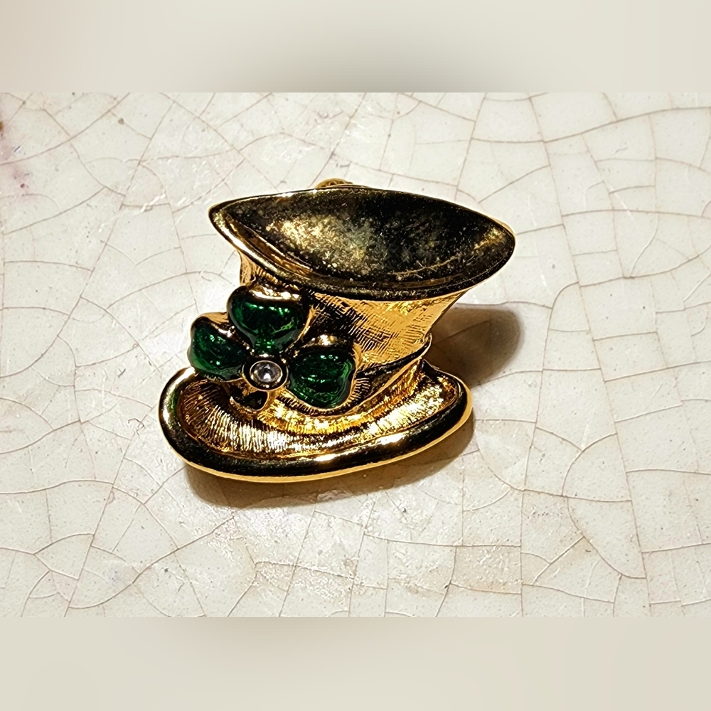 Vintage Avon Irish Shamrock Clover top hat gold tone unisex brooch, good luck